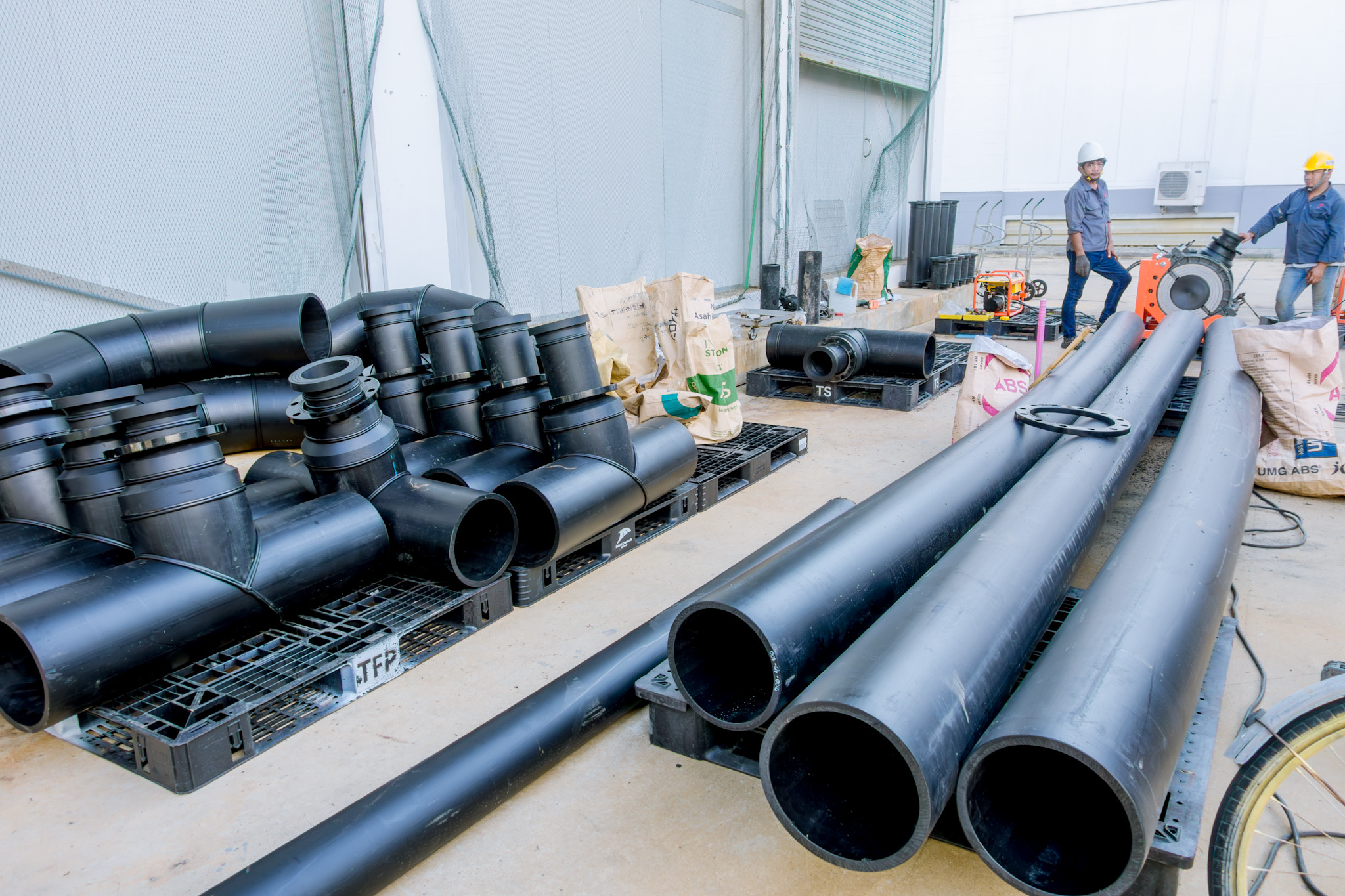 ท่อและข้อต่อ HDPE เตรียมประกอบสำหรับงานระบบท่อคูลลิ่งทาวเวอร์